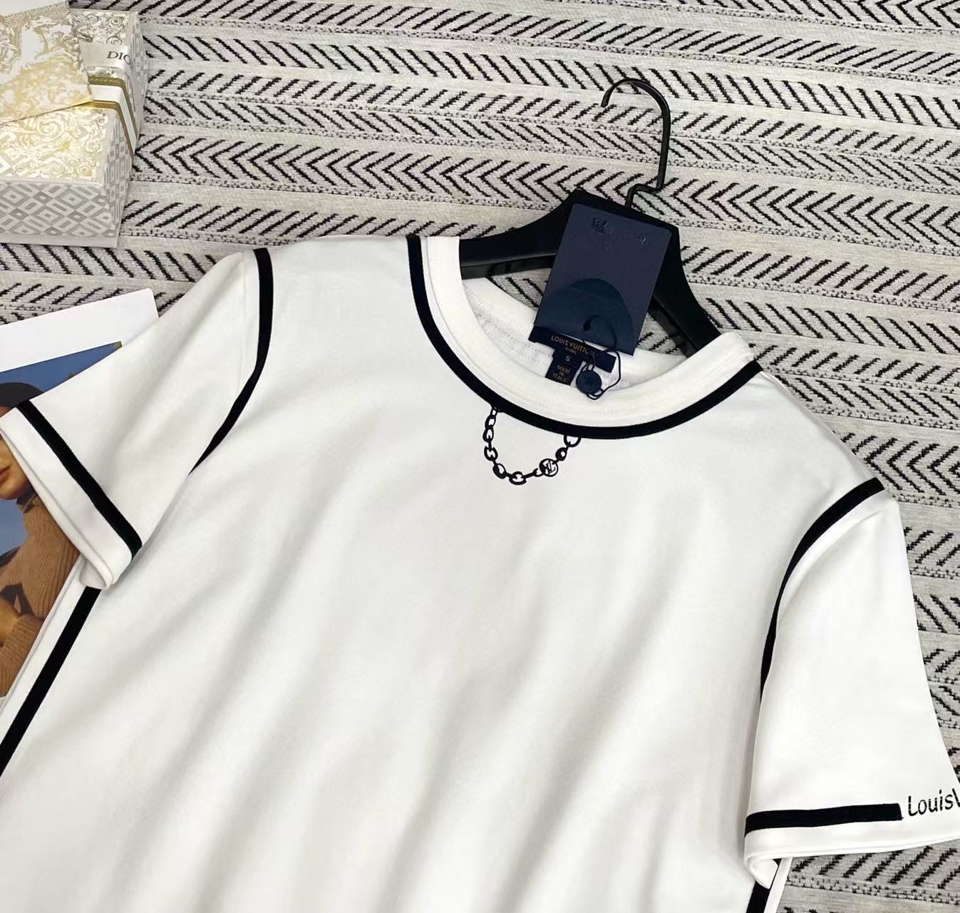 LVチェーンのブラック＆ホワイトカラーブロックTシャツ【50％割引+送料無料】