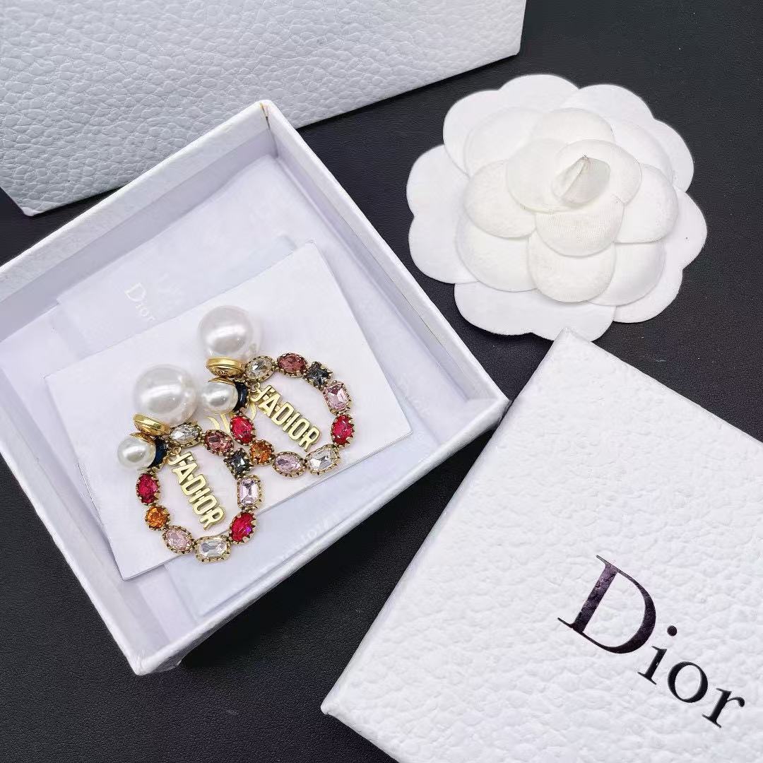 DI0Rパールとダイヤモンドのレタースタッドイヤリング【50％割引+送料無料】