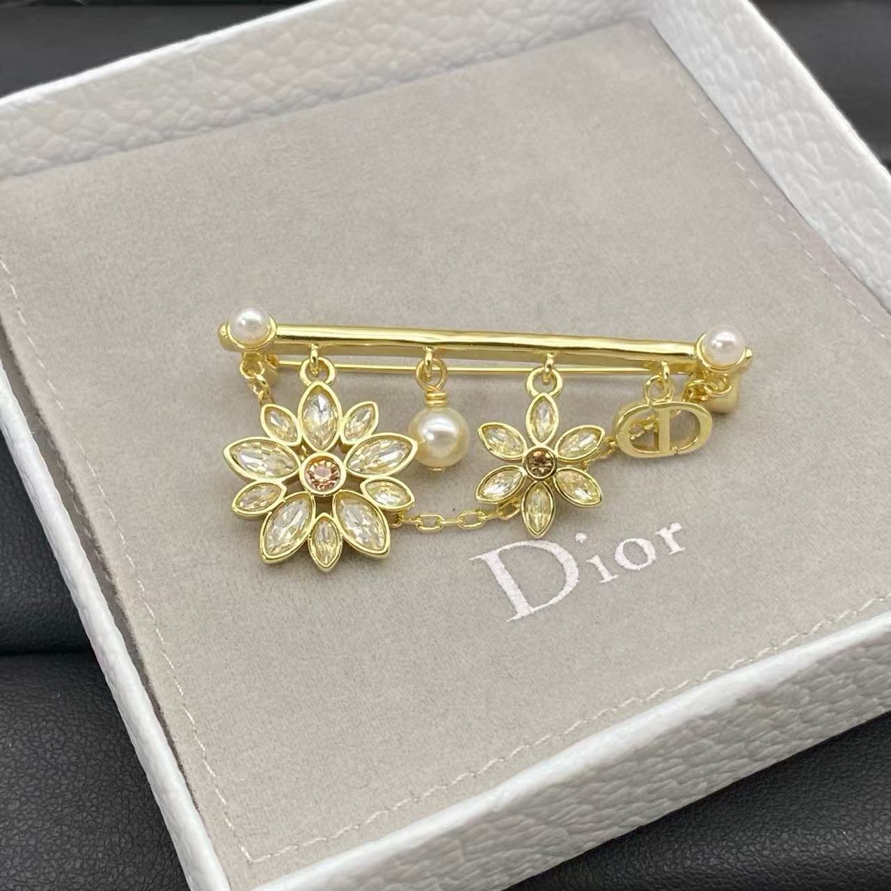DI0R花と真珠のブローチ【50％割引+送料無料】