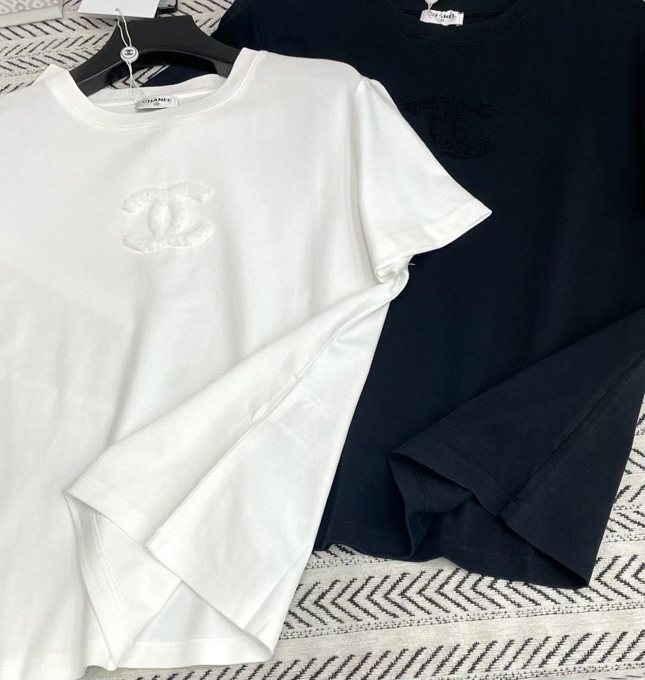 CHANE1 ダブルC シンプル3DロゴTシャツ【50％割引+送料無料】【50％割引+送料無料】