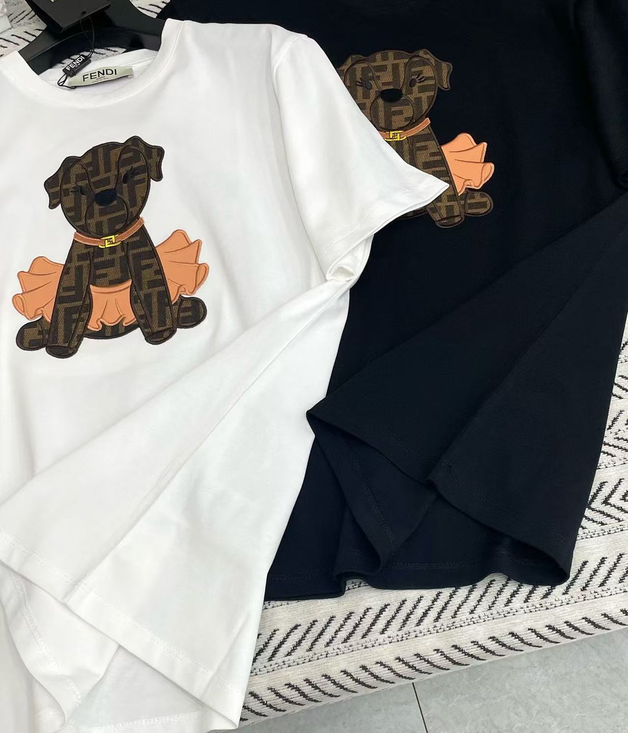 FEND1 漫画刺繍子犬Tシャツ【50％割引+送料無料】