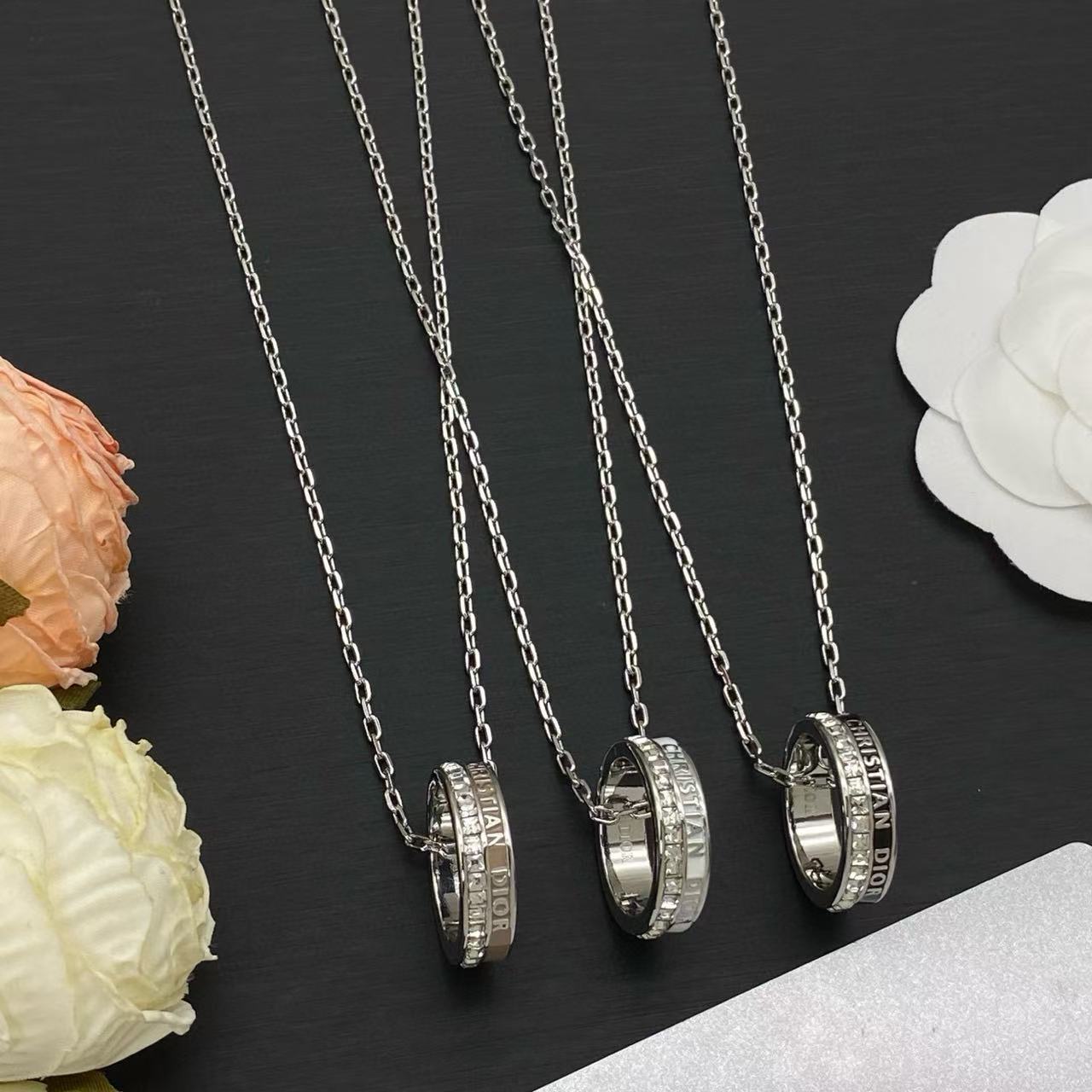 DIOR サークルレター ダイヤモンドネックレス【50％割引+送料無料】