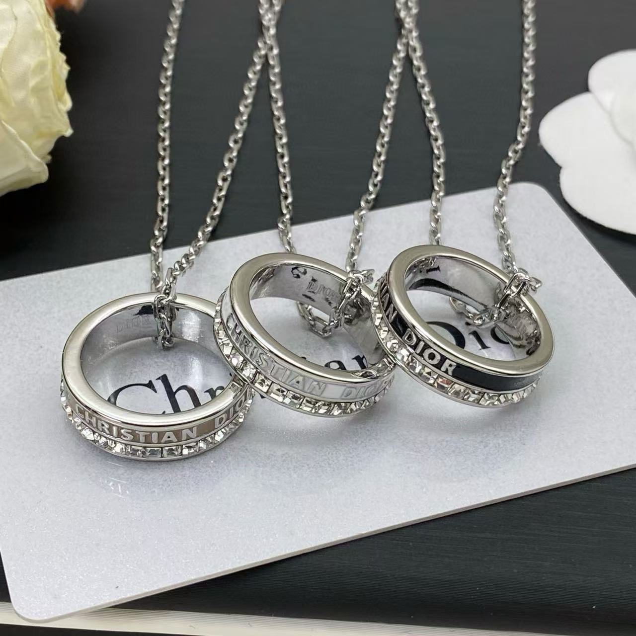 DIOR サークルレター ダイヤモンドネックレス【50％割引+送料無料】