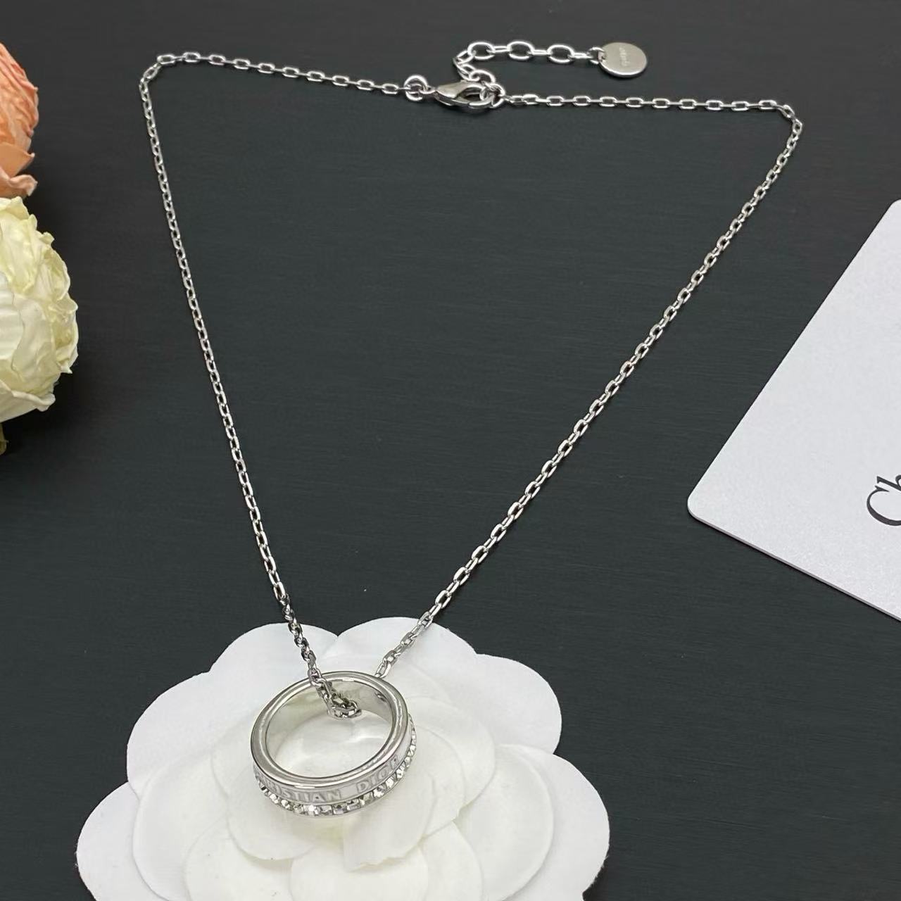 DIOR サークルレター ダイヤモンドネックレス【50％割引+送料無料】