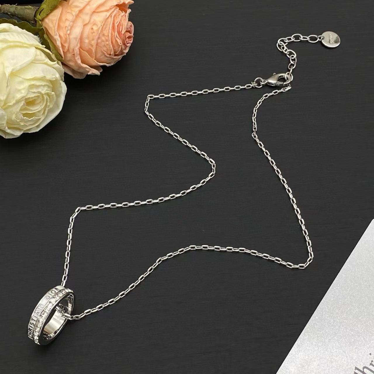 DIOR サークルレター ダイヤモンドネックレス【50％割引+送料無料】