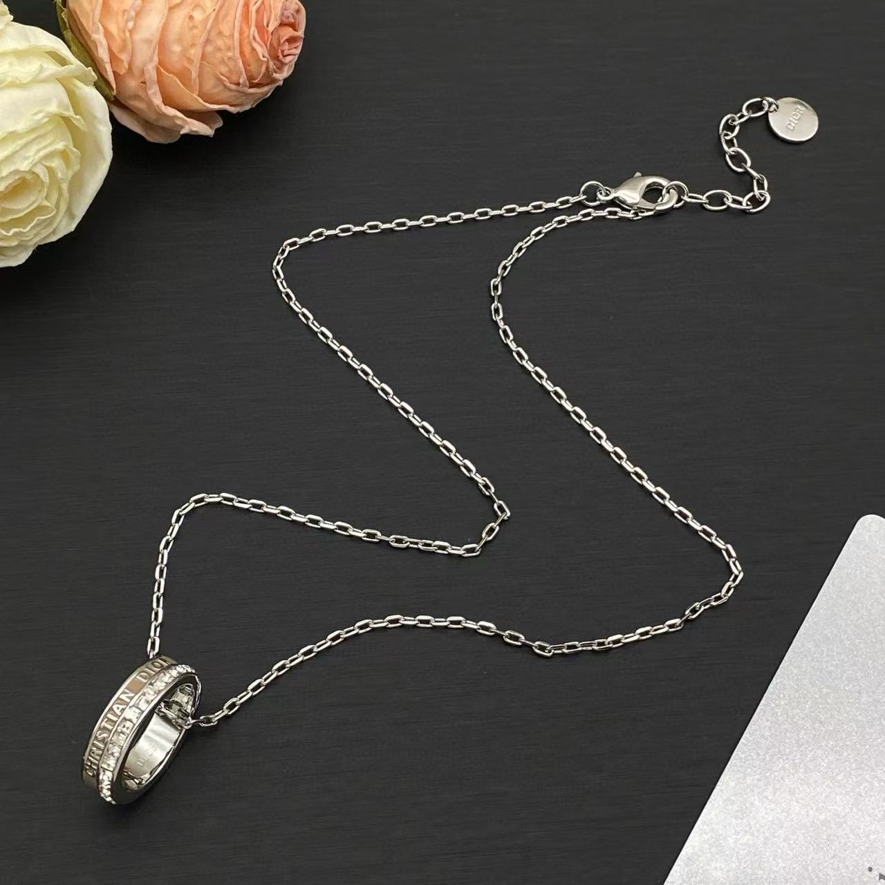 DIOR サークルレター ダイヤモンドネックレス【50％割引+送料無料】