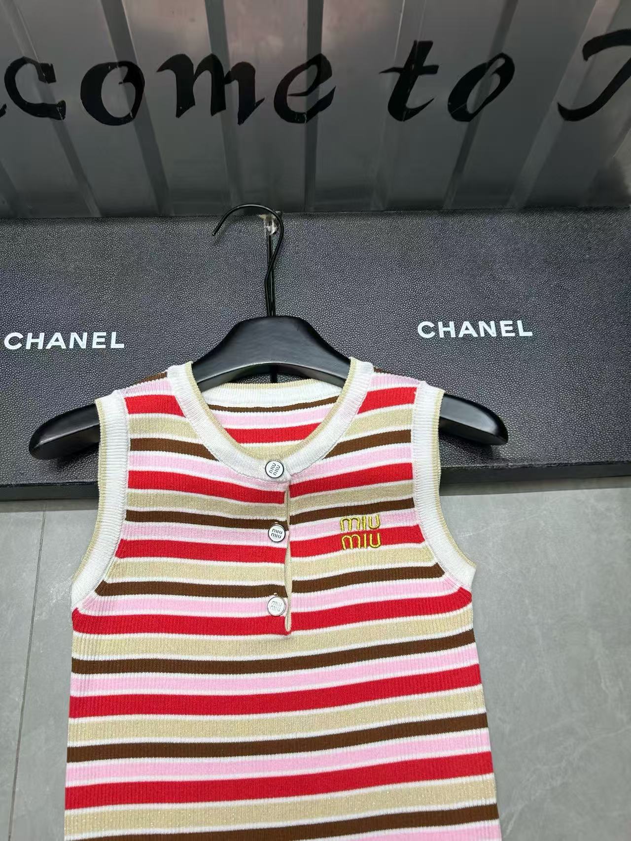 M1UM1U 刺繍入りレターストライプウールベスト【50％割引+送料無料】