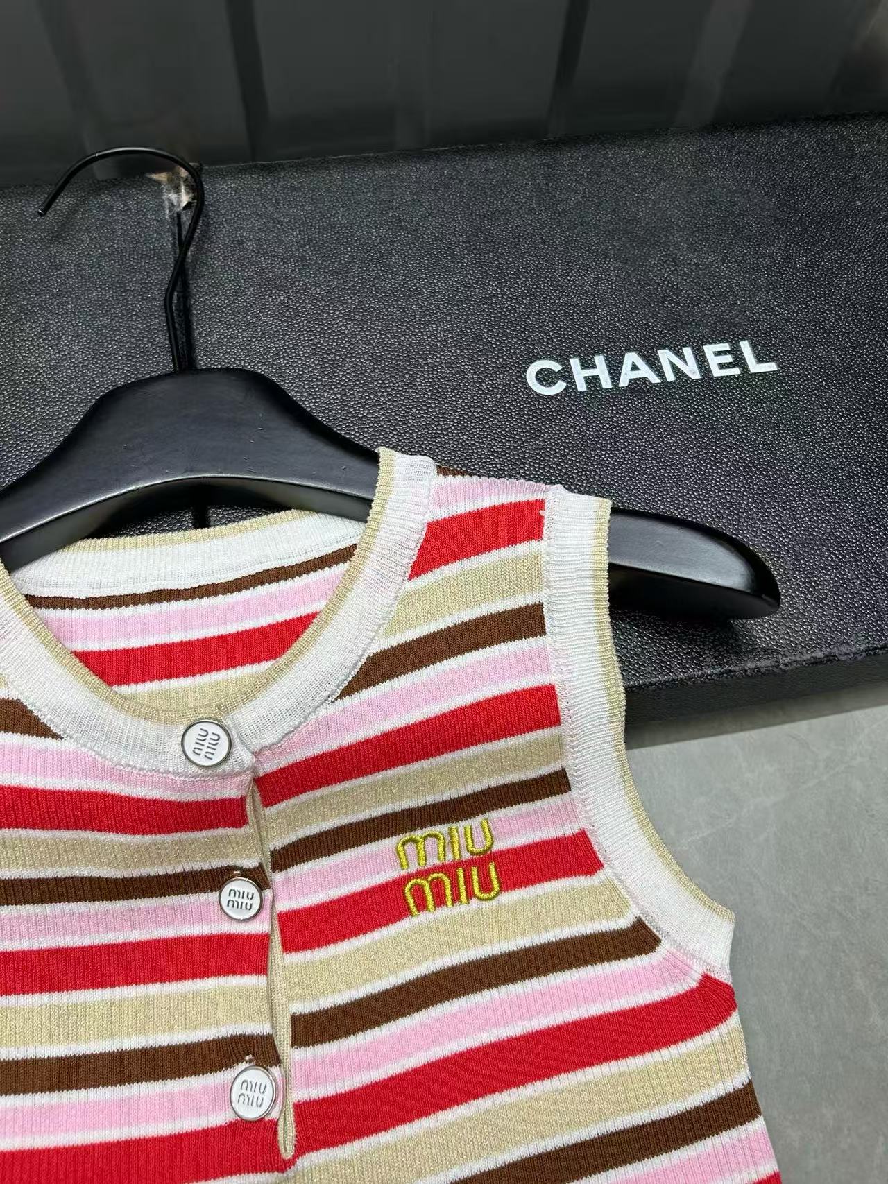 M1UM1U 刺繍入りレターストライプウールベスト【50％割引+送料無料】