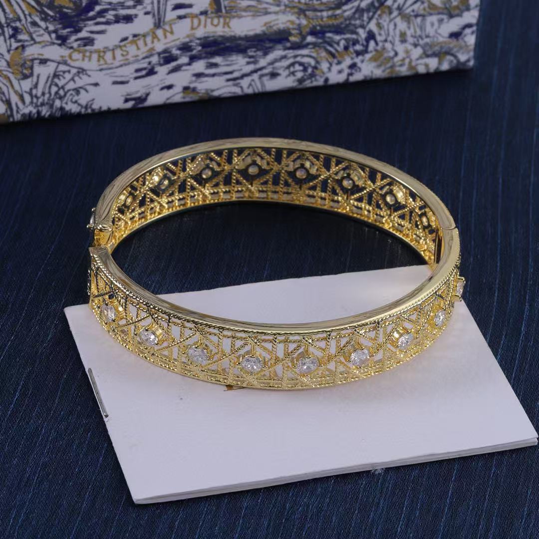 DI0Rダイヤモンド透かし彫りブレスレット【50％割引+送料無料】