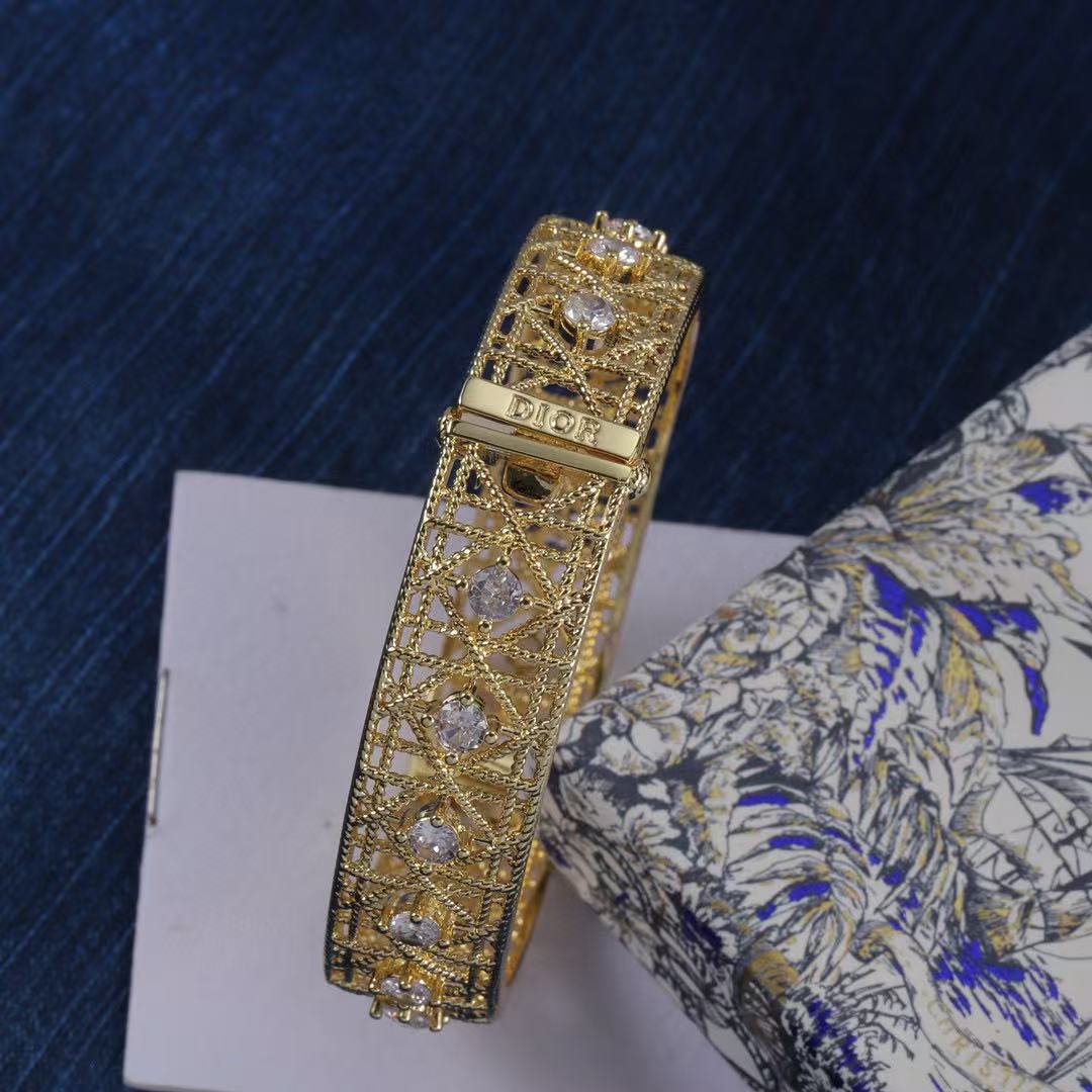 DI0Rダイヤモンド透かし彫りブレスレット【50％割引+送料無料】