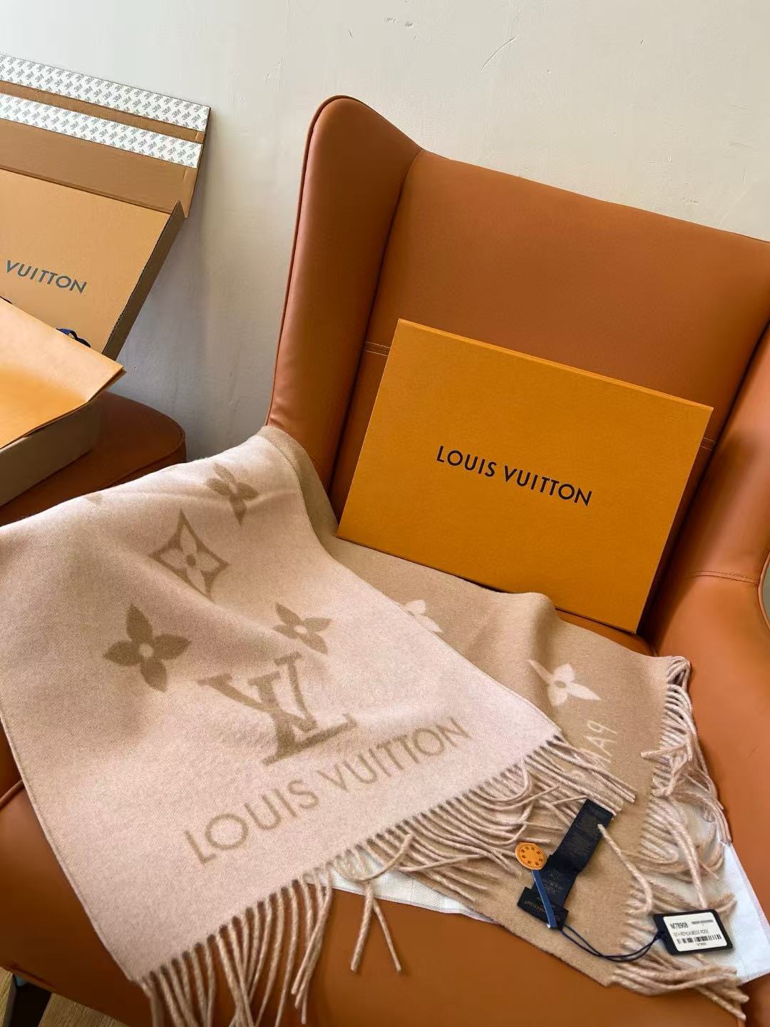 LVピンクの四つ葉のクローバーカシミアスカーフ【50％割引+送料無料】