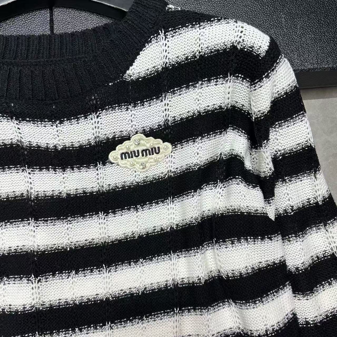 M1UM1U ストライプ レター ウール セーター【50％割引+送料無料】