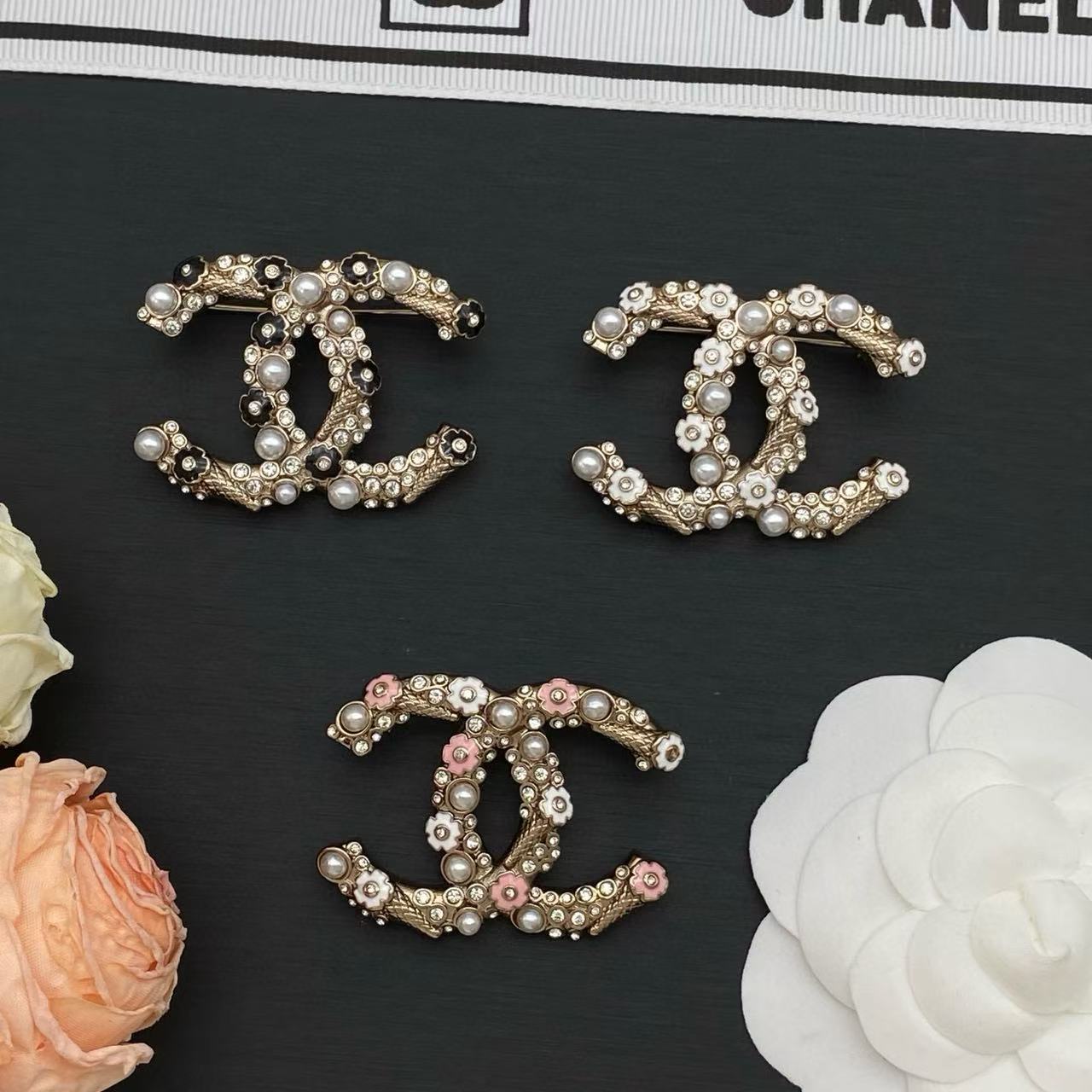 CHANE1 ダブルC フラワーパールブローチ【50％割引+送料無料】