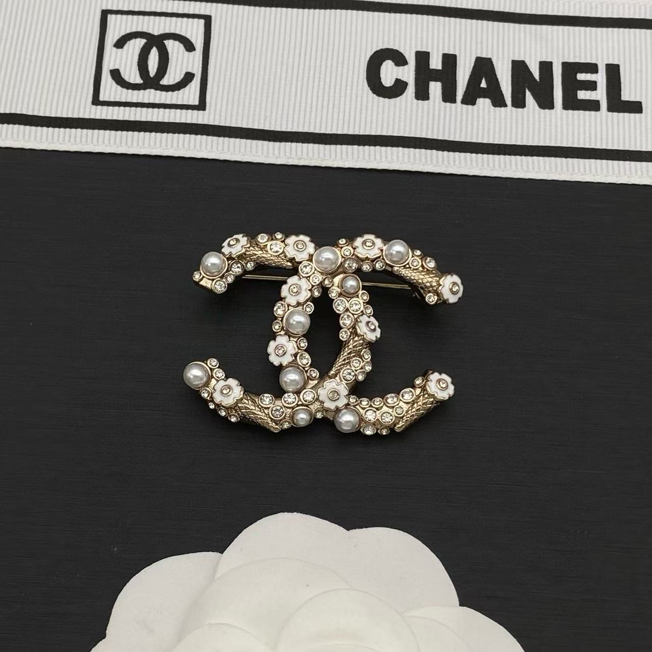 CHANE1 ダブルC フラワーパールブローチ【50％割引+送料無料】
