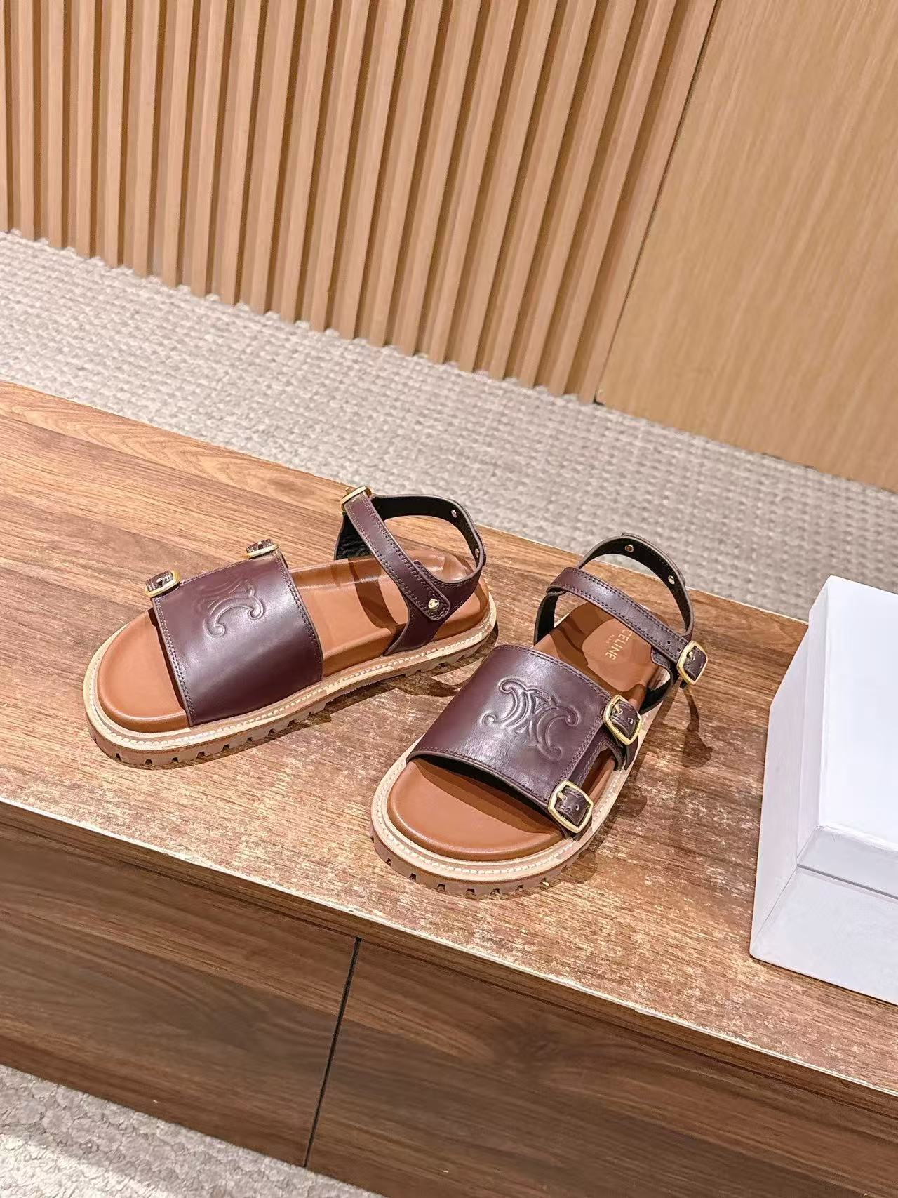 CEL1NE 高品質牛革サンダル【50％割引+送料無料】