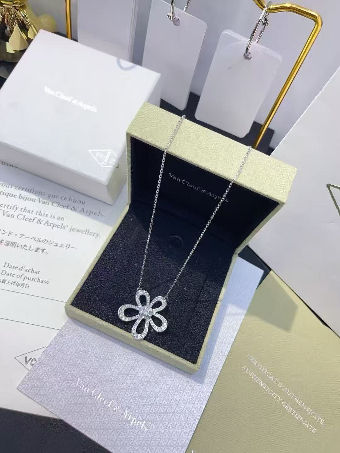 Van c1eef &Arpelsひまわりフルダイヤモンドネックレス【50％割引+送料無料】