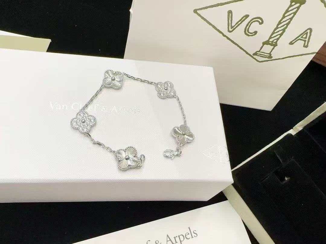 Van C1eef & Arpels 四つ葉のクローバー ブレスレット【50％割引+送料無料】
