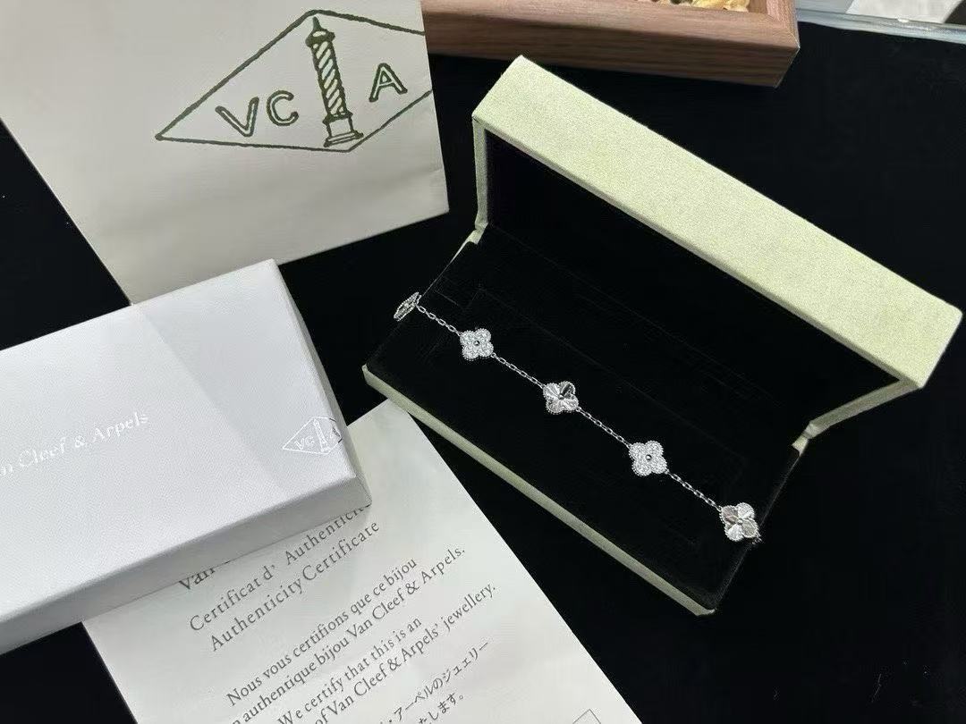 Van C1eef & Arpels 四つ葉のクローバー ブレスレット【50％割引+送料無料】