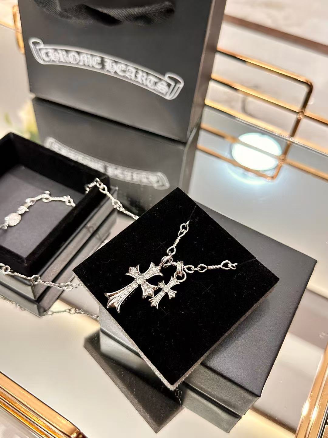 Chr0me Heartsダイヤモンドをちりばめたクロスネックレス【50％割引+送料無料】