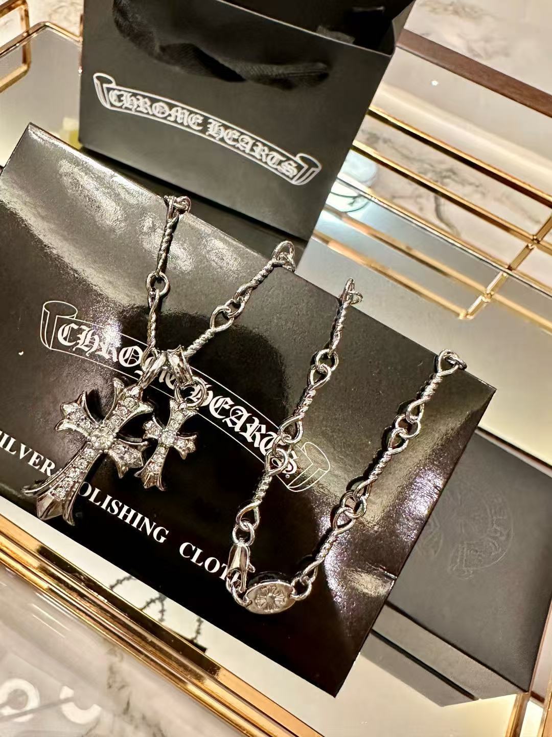 Chr0me Heartsダイヤモンドをちりばめたクロスネックレス【50％割引+送料無料】