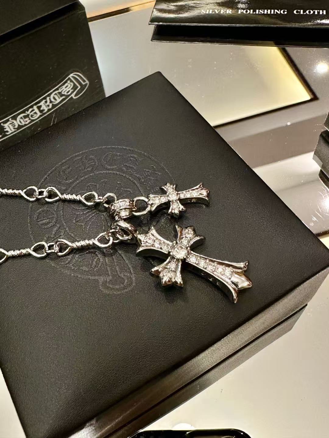 Chr0me Heartsダイヤモンドをちりばめたクロスネックレス【50％割引+送料無料】