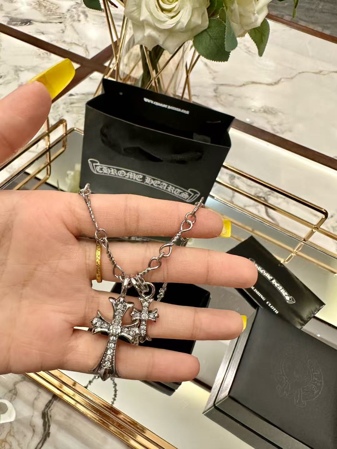 Chr0me Heartsダイヤモンドをちりばめたクロスネックレス【50％割引+送料無料】