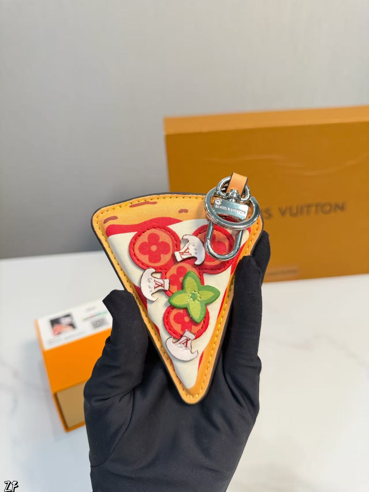 LV ピザ キーチェーン【50％割引+送料無料】