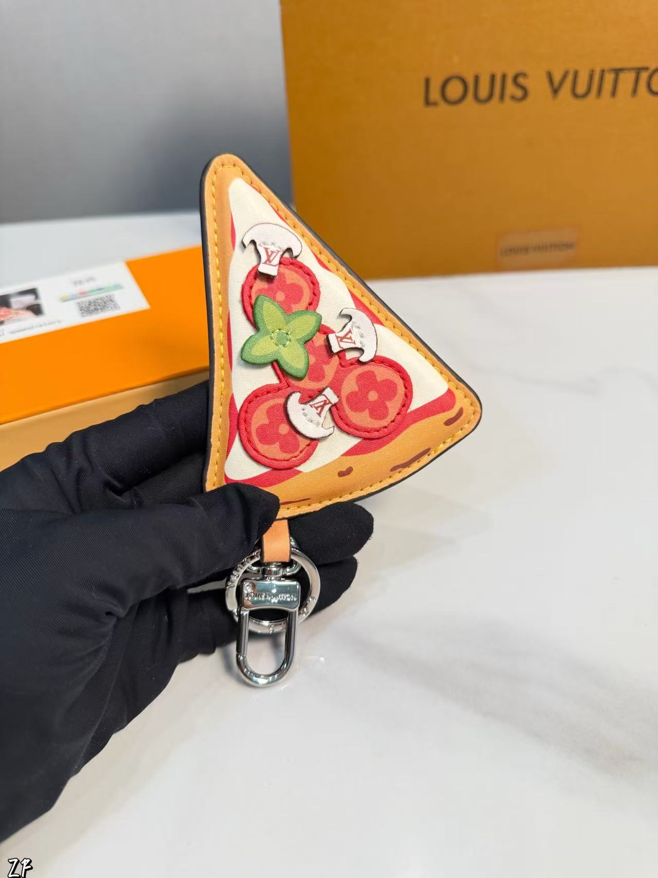 LV ピザ キーチェーン【50％割引+送料無料】