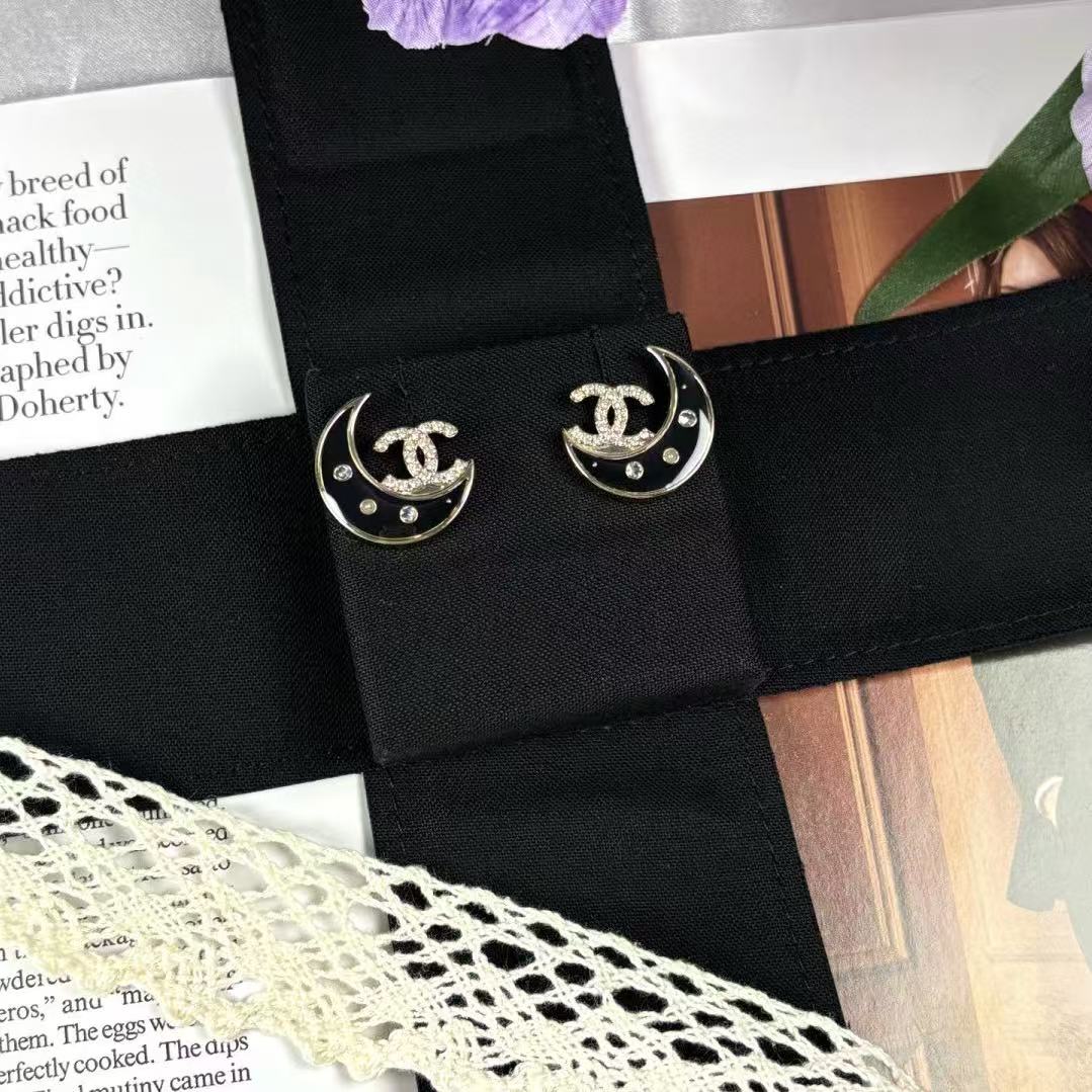 CHANE1 ダブルC ムーン エナメル イヤリング【50％割引+送料無料】