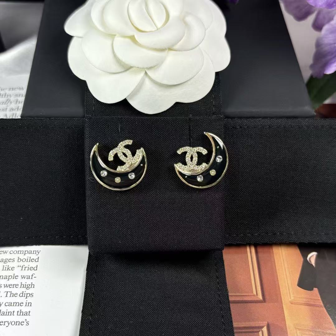 CHANE1 ダブルC ムーン エナメル イヤリング【50％割引+送料無料】