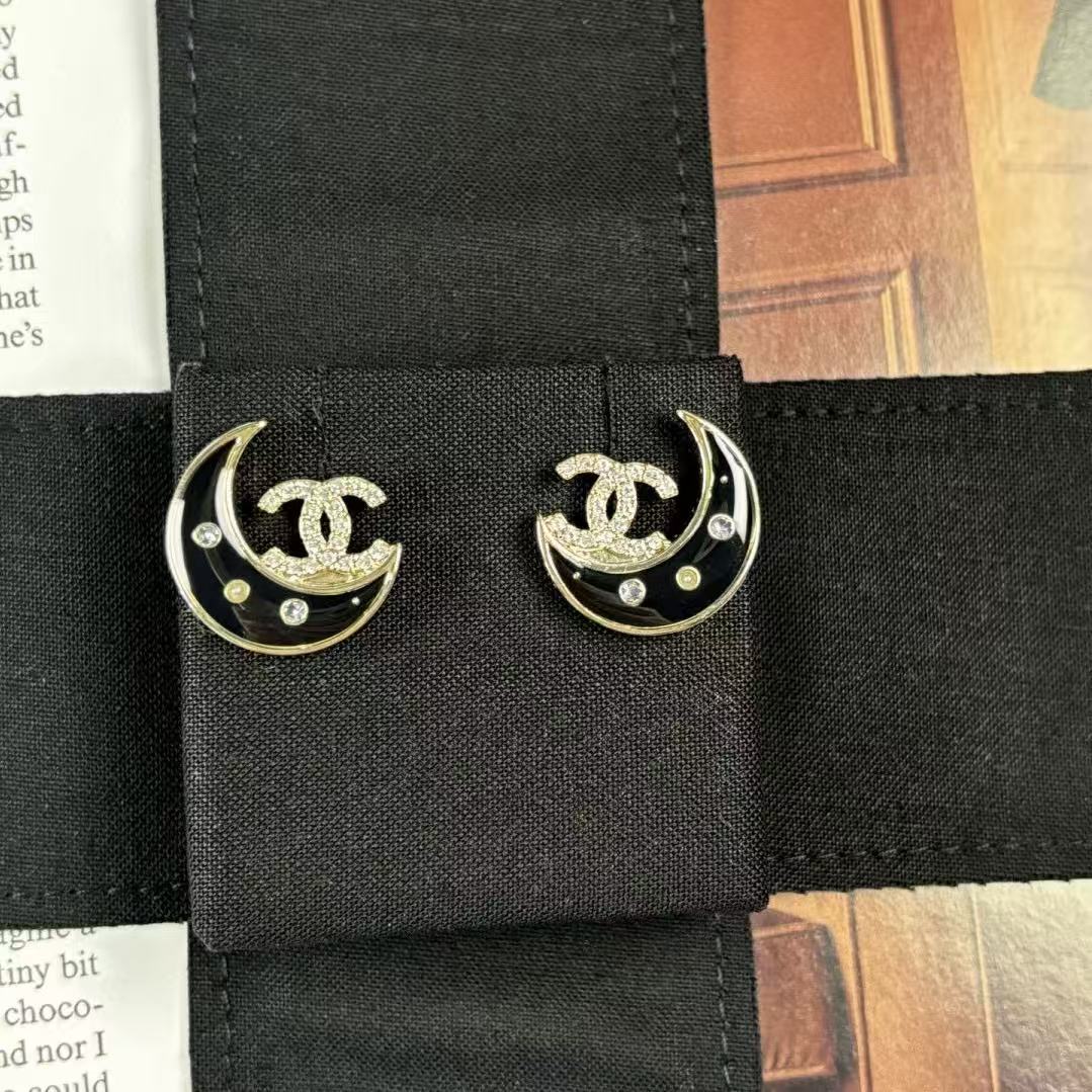 CHANE1 ダブルC ムーン エナメル イヤリング【50％割引+送料無料】