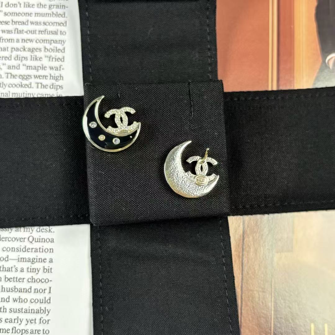 CHANE1 ダブルC ムーン エナメル イヤリング【50％割引+送料無料】