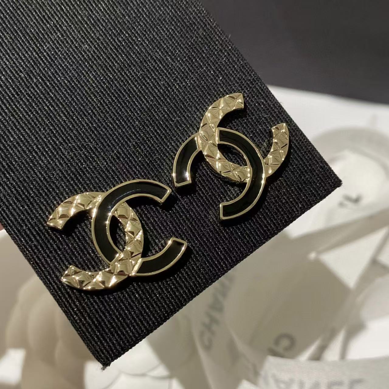 CHANE1 ダブルC ツートンスタッドピアス【50％割引+送料無料】