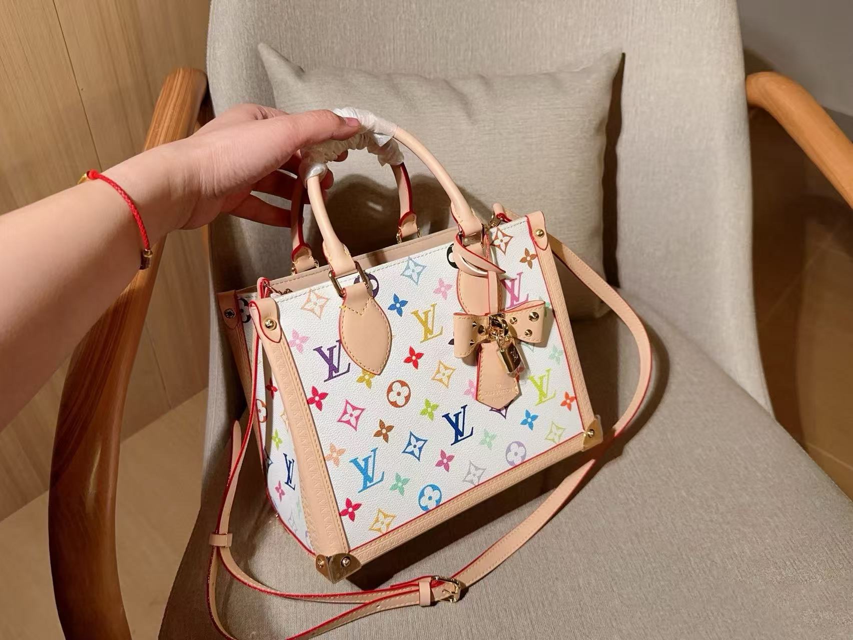LVのカラフルなハンドバッグ【50％割引+送料無料】