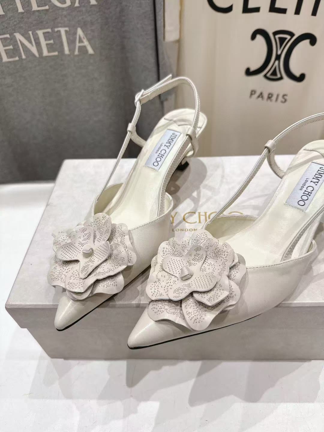 jimmycho0 上質な花柄のポインテッドトゥローヒールシューズ【50％割引+送料無料】