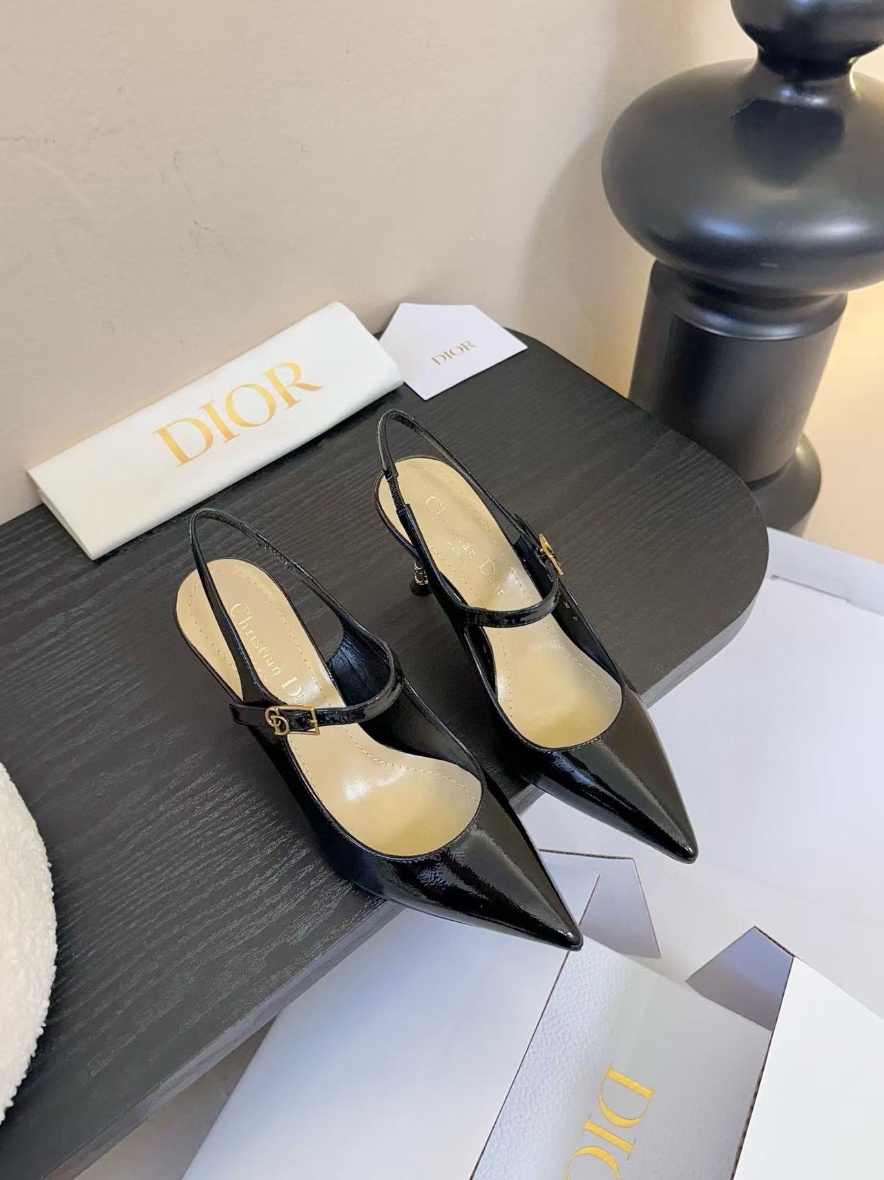 DIORの高品質ミニマリストポインテッドトゥハイヒールサンダル【50％割引+送料無料】