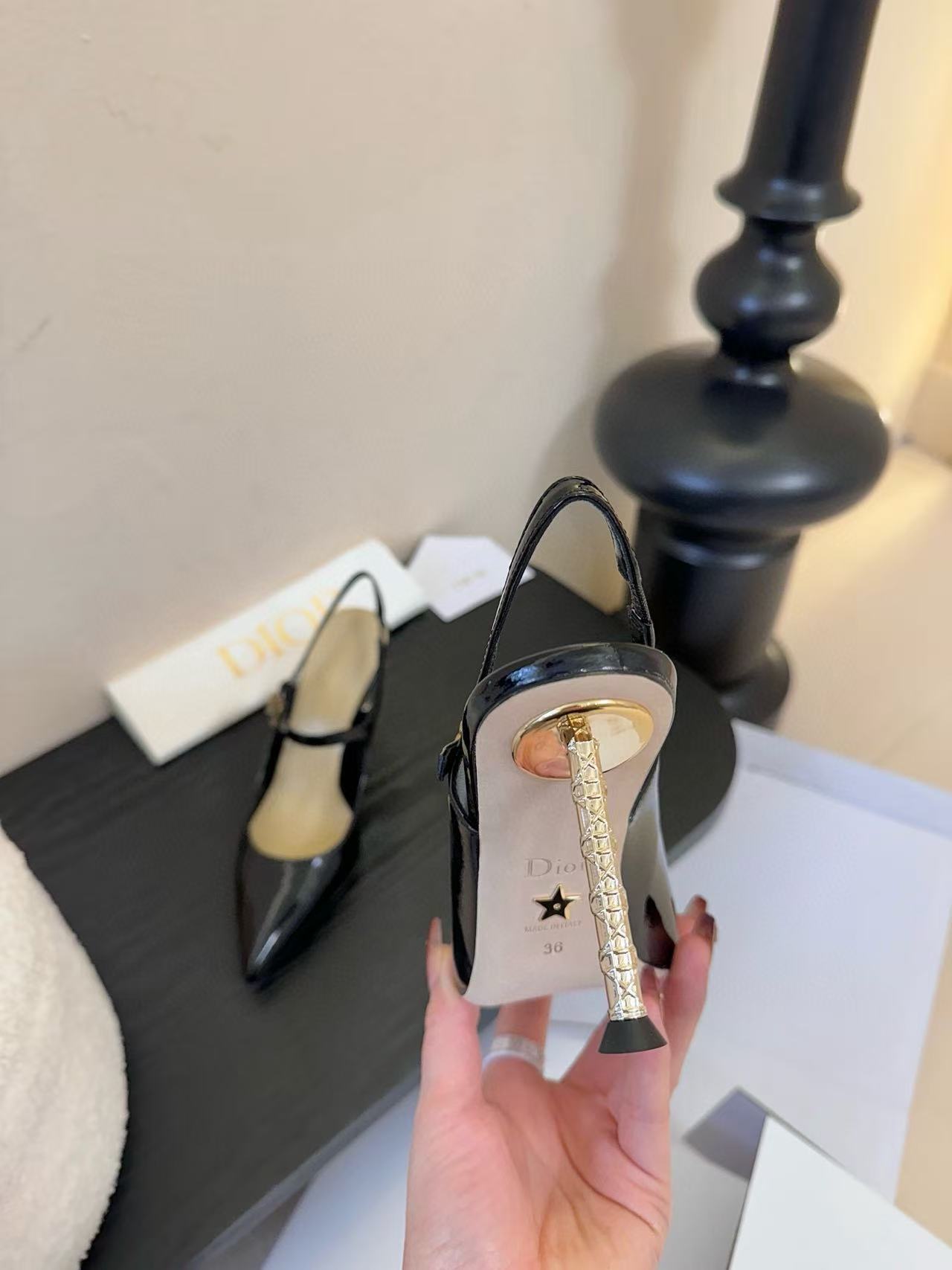 DIORの高品質ミニマリストポインテッドトゥハイヒールサンダル【50％割引+送料無料】