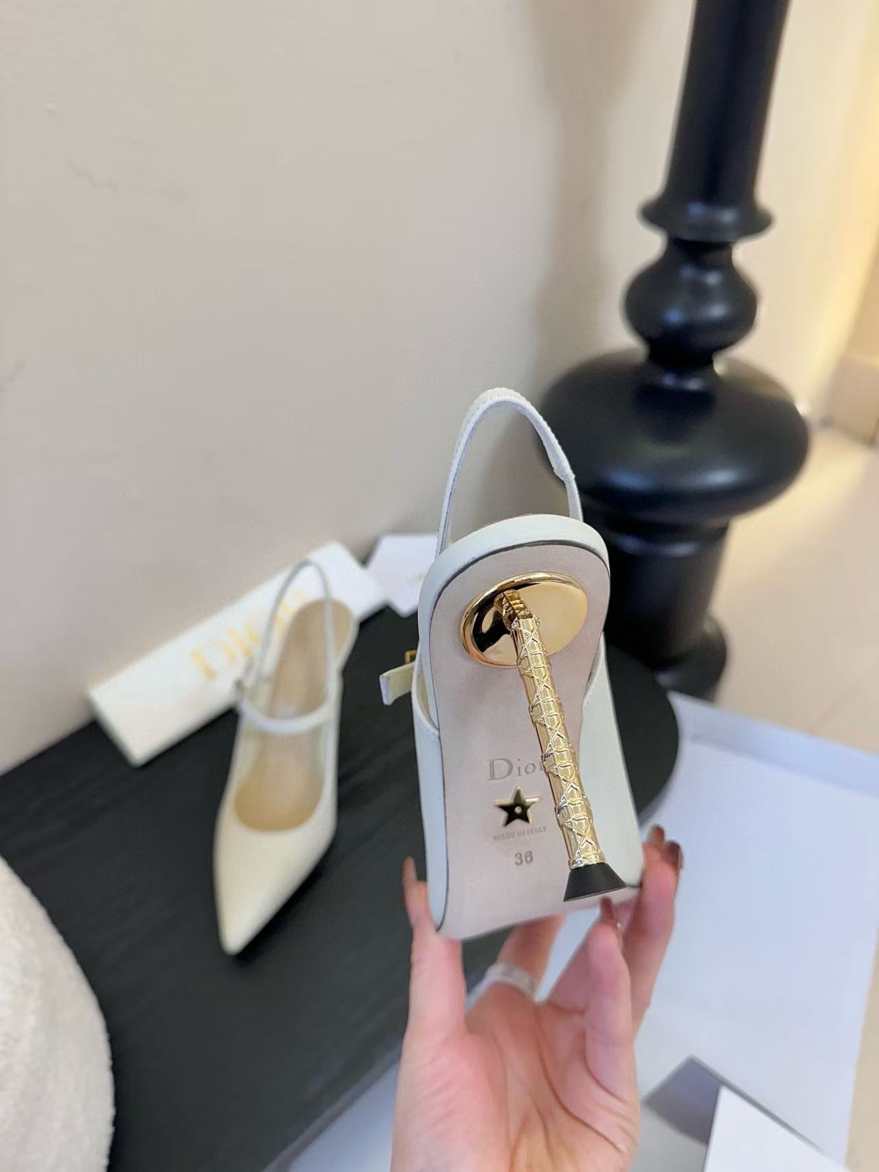 DIORの高品質ミニマリストポインテッドトゥハイヒールサンダル【50％割引+送料無料】