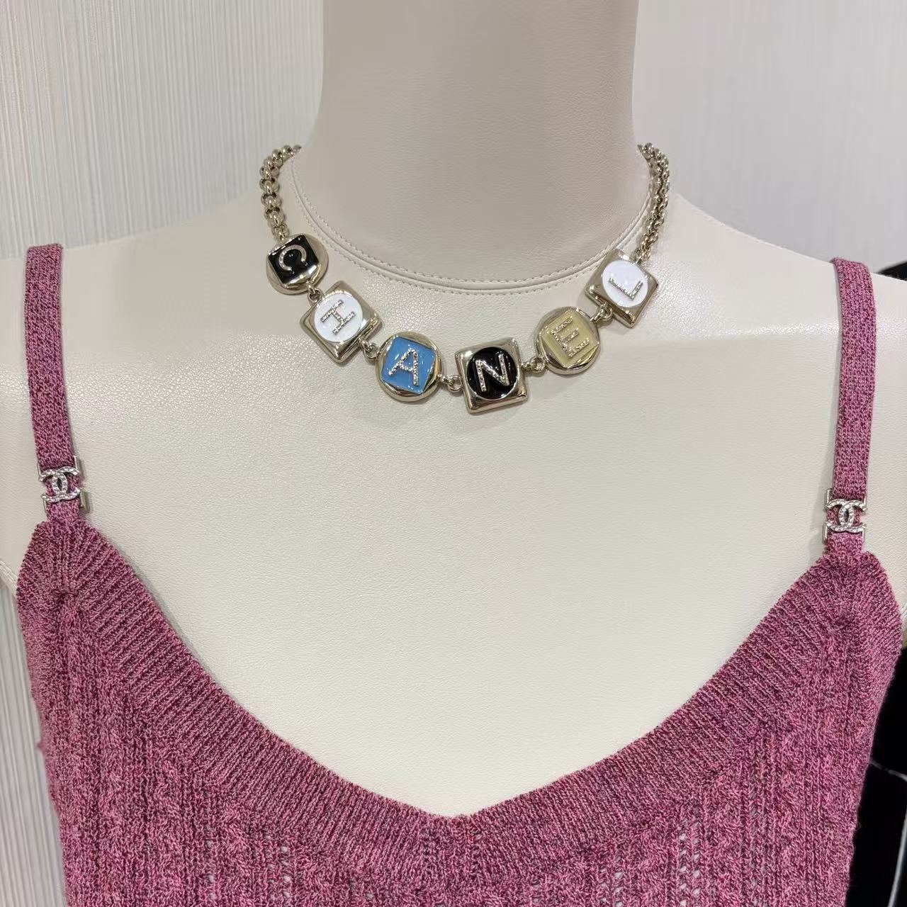 CHANE1 エナメル スクエアレター ネックレス【50％割引+送料無料】