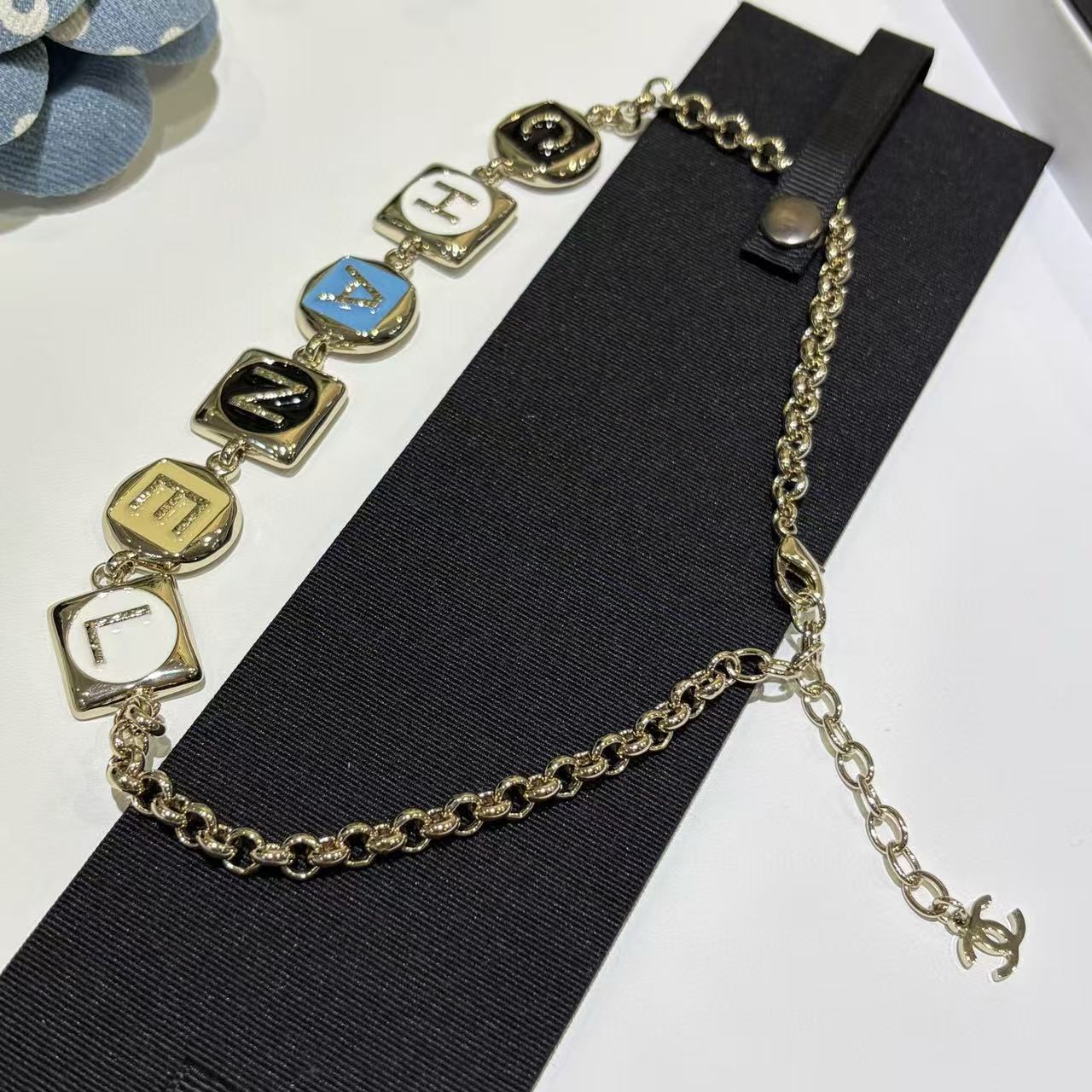 CHANE1 エナメル スクエアレター ネックレス【50％割引+送料無料】