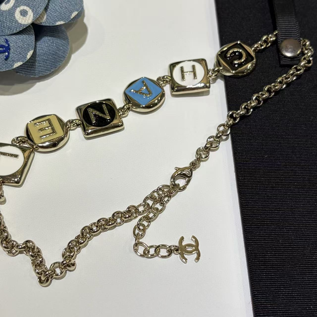 CHANE1 エナメル スクエアレター ネックレス【50％割引+送料無料】