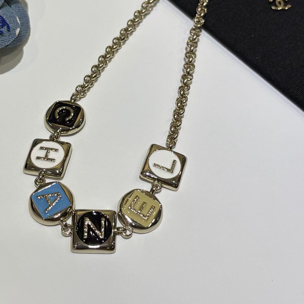 CHANE1 エナメル スクエアレター ネックレス【50％割引+送料無料】