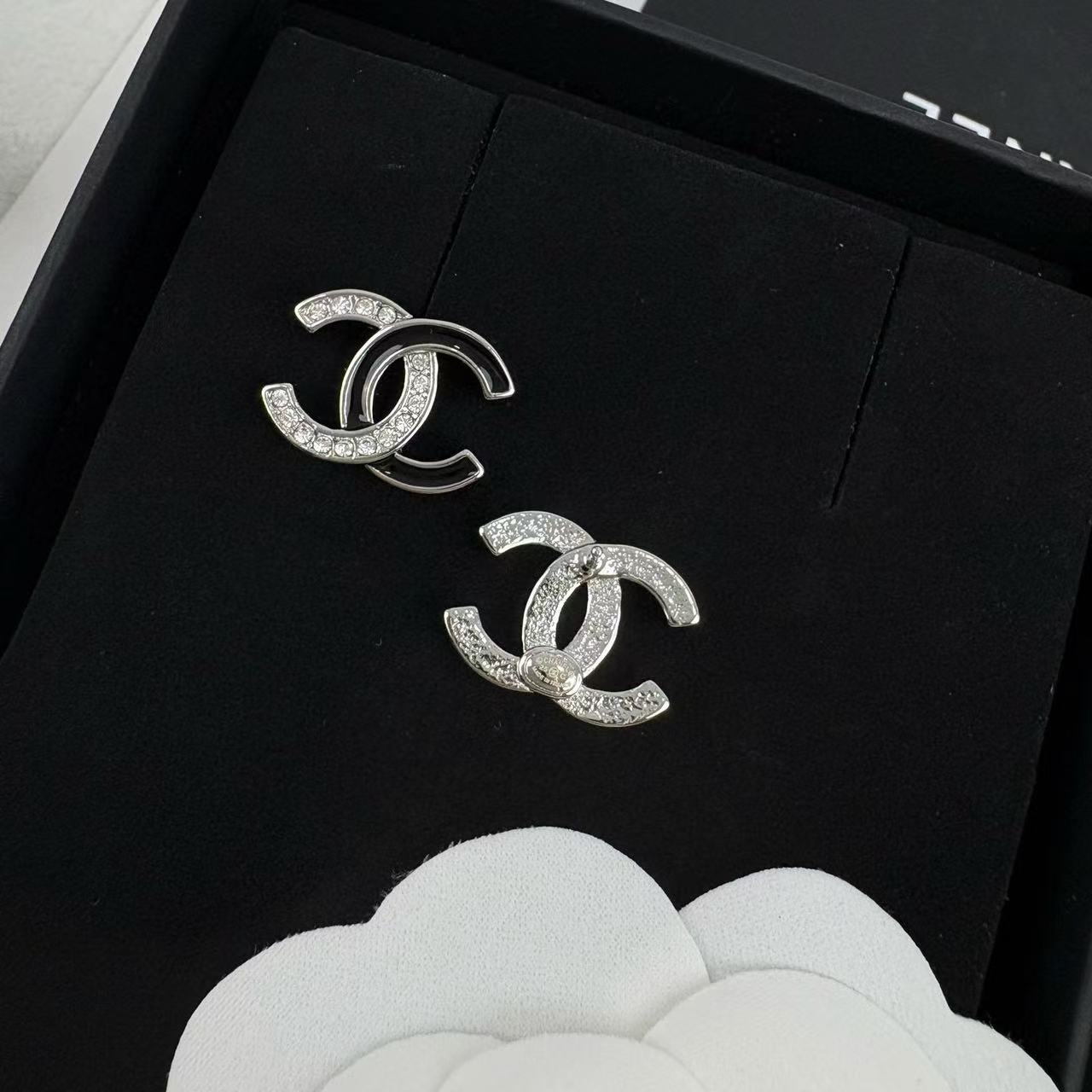 CHANE1 ダブルC ツートンスタッドピアス【50％割引+送料無料】