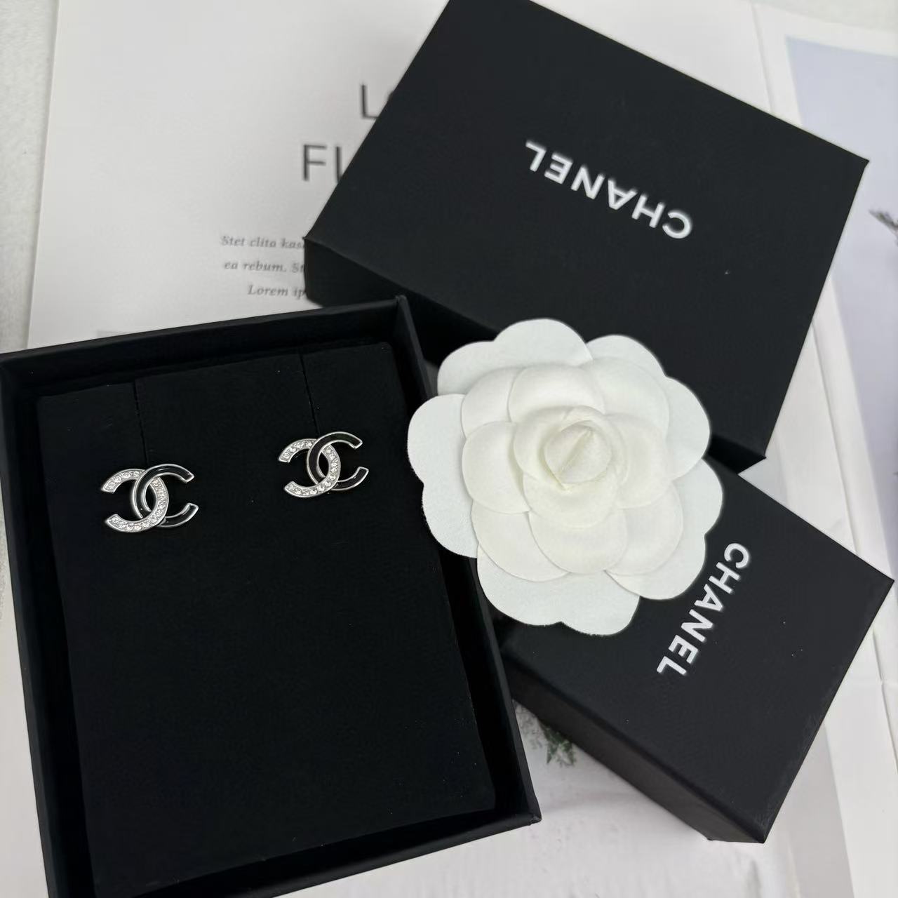 CHANE1 ダブルC ツートンスタッドピアス【50％割引+送料無料】