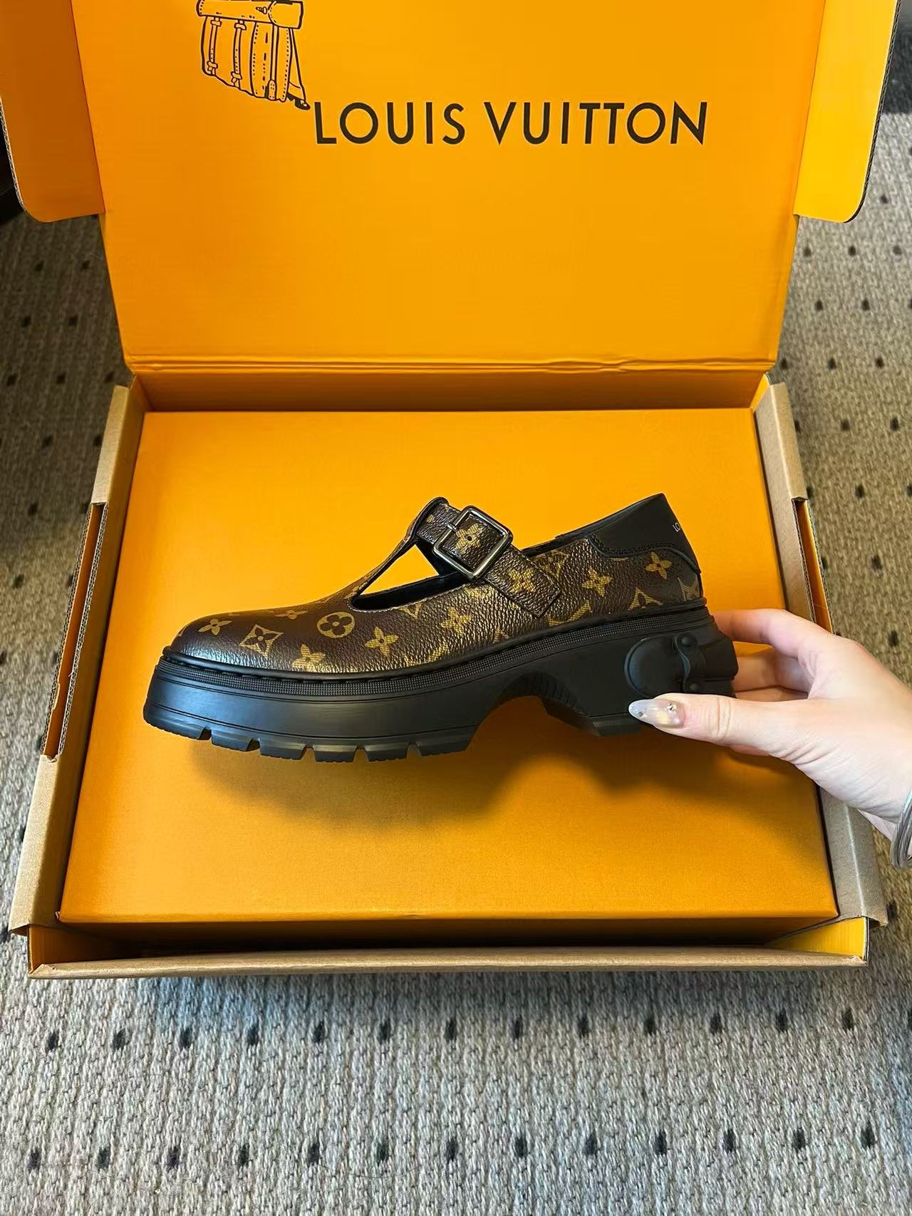 LVの高品質プリントプラットフォームシューズ【50％割引+送料無料】