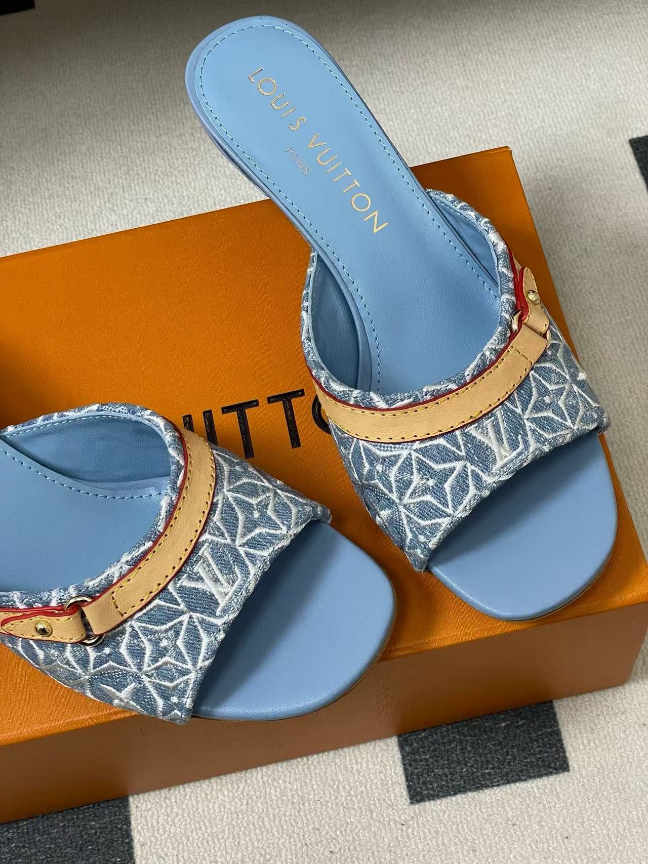 LVの高品質刺繍プリントローヒールシューズ【50％割引+送料無料】