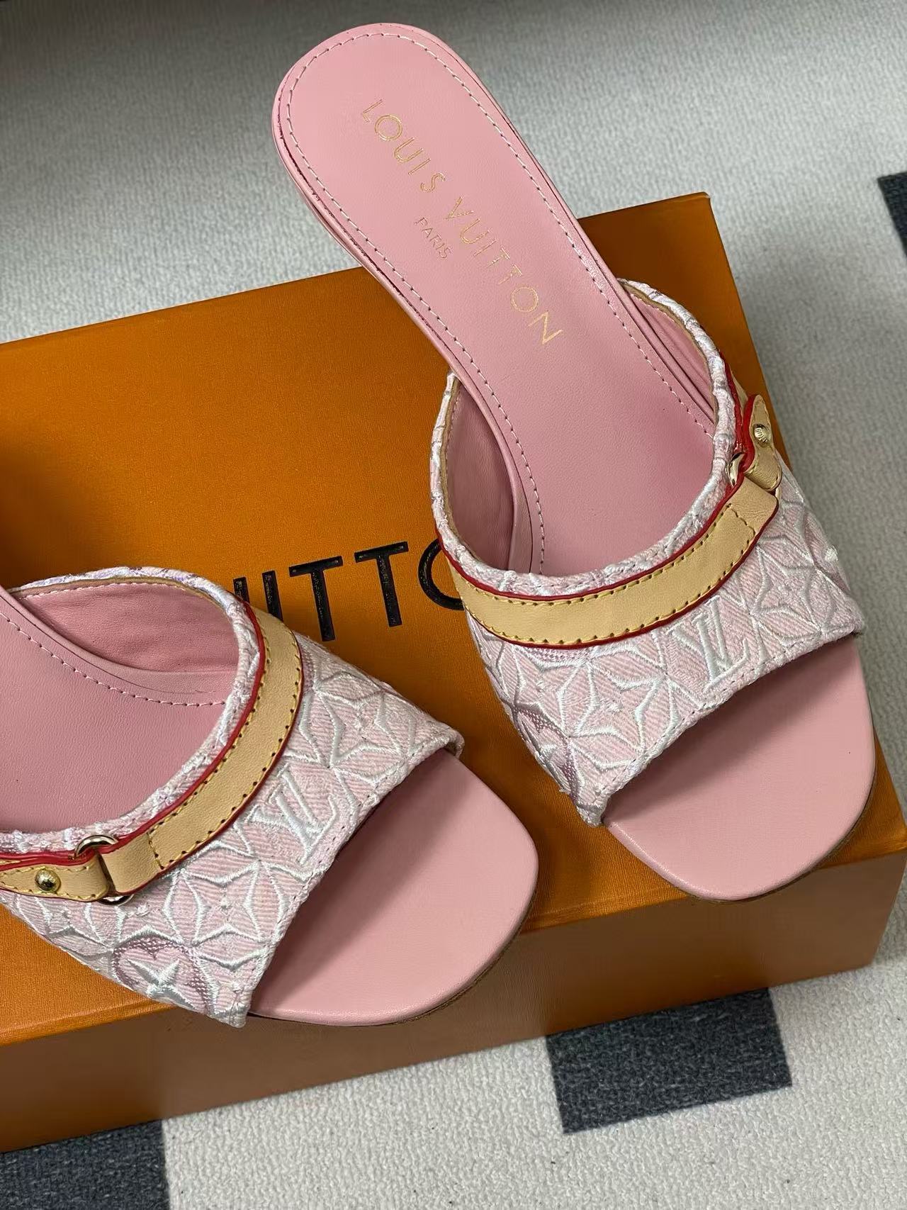 LVの高品質刺繍プリントローヒールシューズ【50％割引+送料無料】