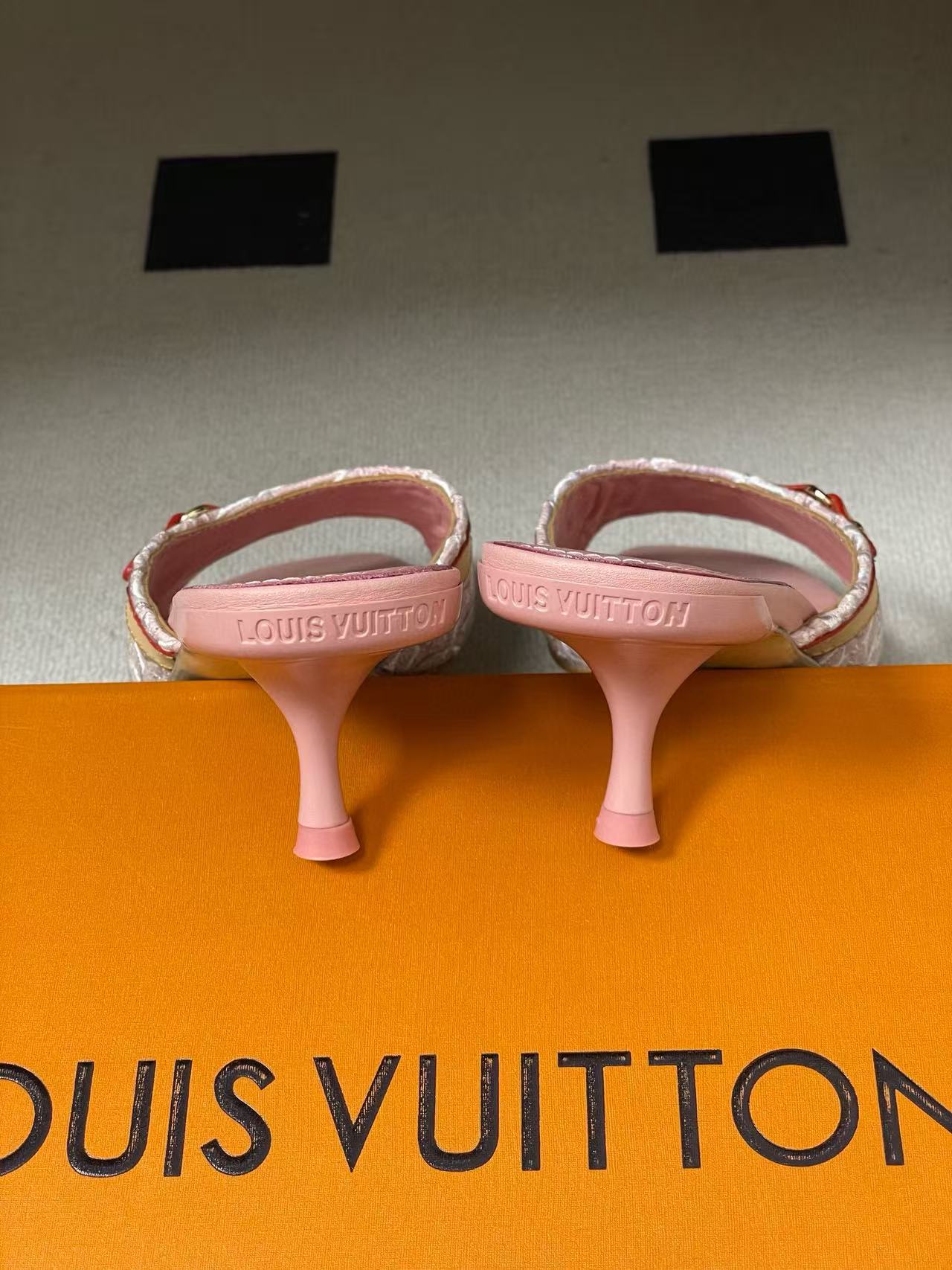 LVの高品質刺繍プリントローヒールシューズ【50％割引+送料無料】