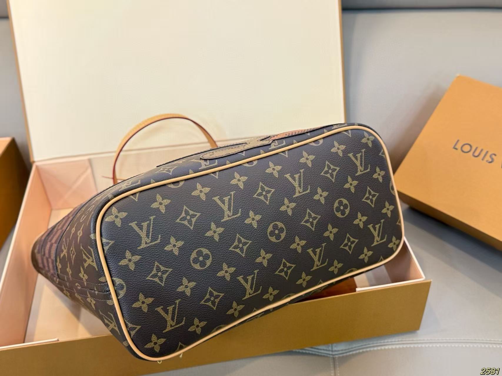 LV neverfull買い物袋【50％割引+送料無料】
