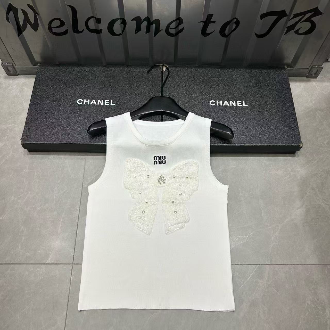 M1UM1U ボウ ダブルC ウールベスト【50％割引+送料無料】